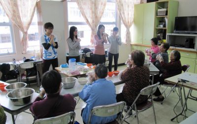 Service practicum performed by students at an elderly community centre.